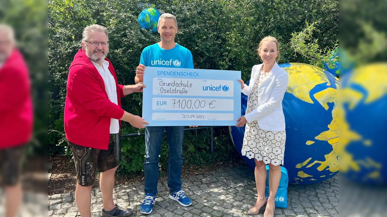 Michael Unger, Schulleiterin Nicole Söldenwagner und Hansjörg Hegendörfer (v.l.) von Unicef München bei der Scheckübergabe. (Foto: N.Söldenwagner)