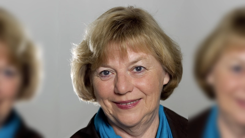 Johanna Salzhuber, die Vorsitzende des Geschichtsvereins, lädt zu einer Führung durch das alte Moosach ein.  (Foto: GSLM)