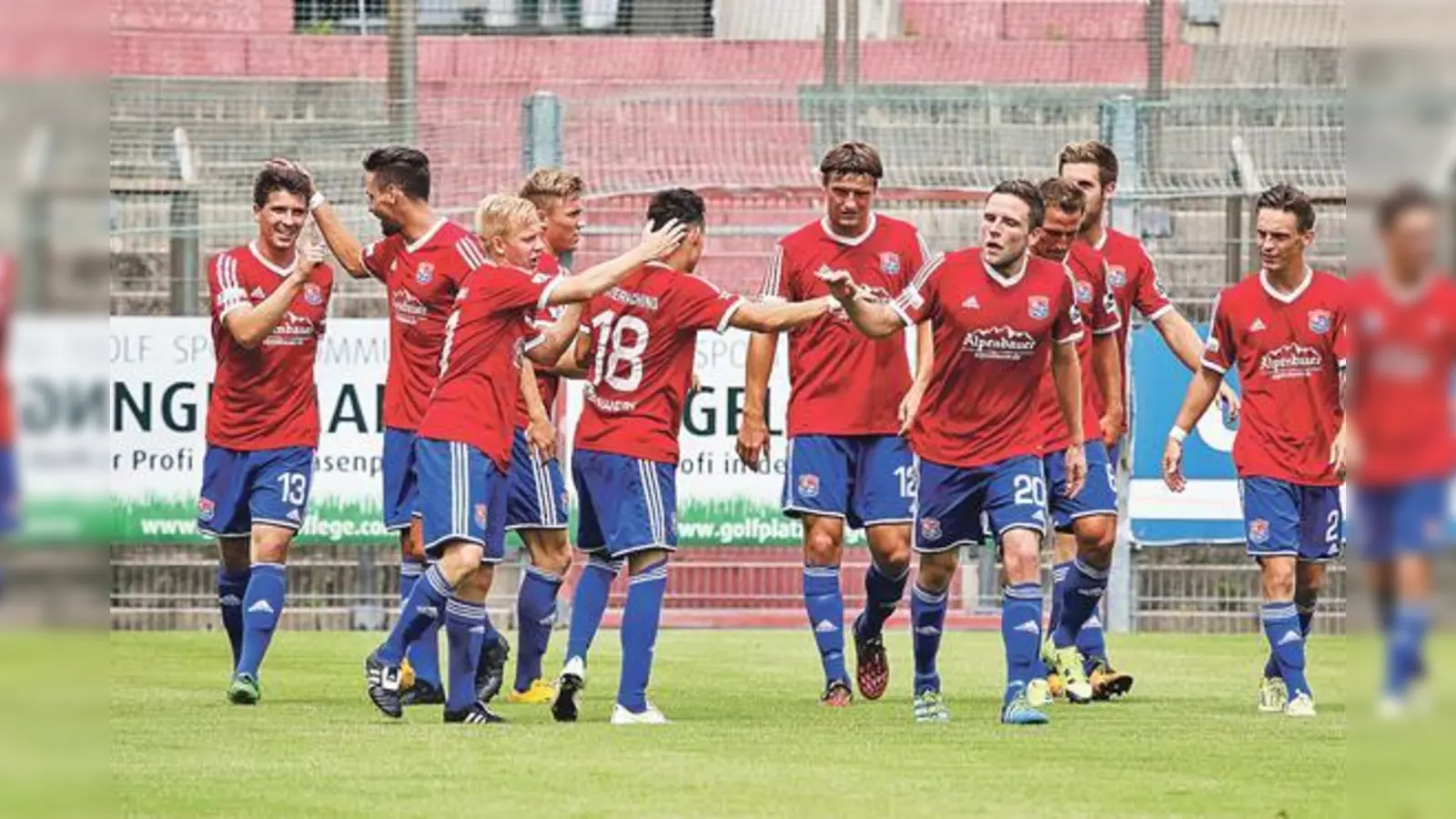 Früher ein Blauer, jetzt ein Rot-Blauer: Dominik Stahl (Nr. 20) traf gegen Garching erstmals für seinen neuen Arbeitgeber Unterhaching.	 (Foto: Christian Riedel)