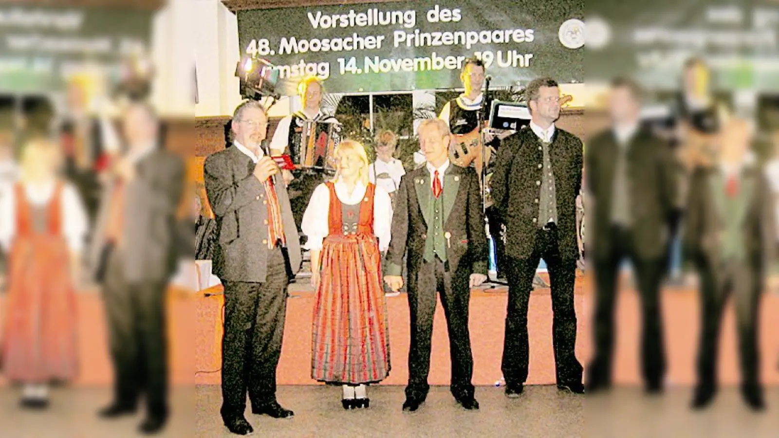 Sein neues Prinzenpaar, Harald I. und Maria I. von Moosach, stellte der MFC vor. Links daneben steht Alexander Reisl (SPD-Fraktionsvorsitzender), rechts der Inhaber des Alten Wirt, Christian Härtl.	 (Foto: VA)