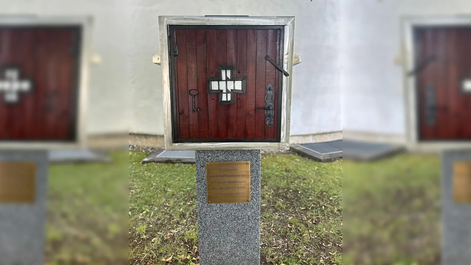 Die Gedenkstätte an der Ostseite der Pfarrkirche Maria Himmelfahrt (Foto: © Weitzel)