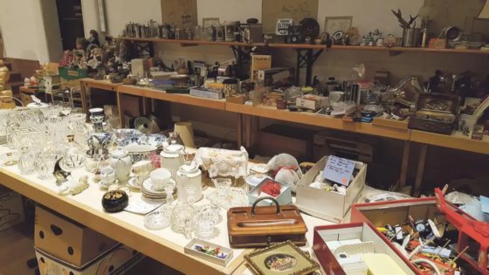 BU: Beim großen Flohmarkt in St. Lorenz finden Sie breite Auswahl an Haushaltswaren, Literatur, Raritäten und Kinderspielzeug.	 (Foto: VA)