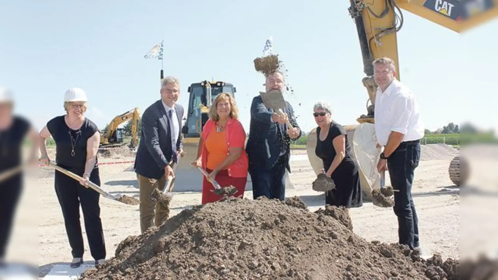 Beim ersten Spatenstich für die neue Ismaninger Schulsporthalle packten neben Bürgermeister Alexander Greulich (3. v. re.) auch Rektor Markus Martini (2. v. li.) und die stellvertretende Landrätin Annette Ganssmüller-Maluche (3. v. li.) mit an.  (F: bs)