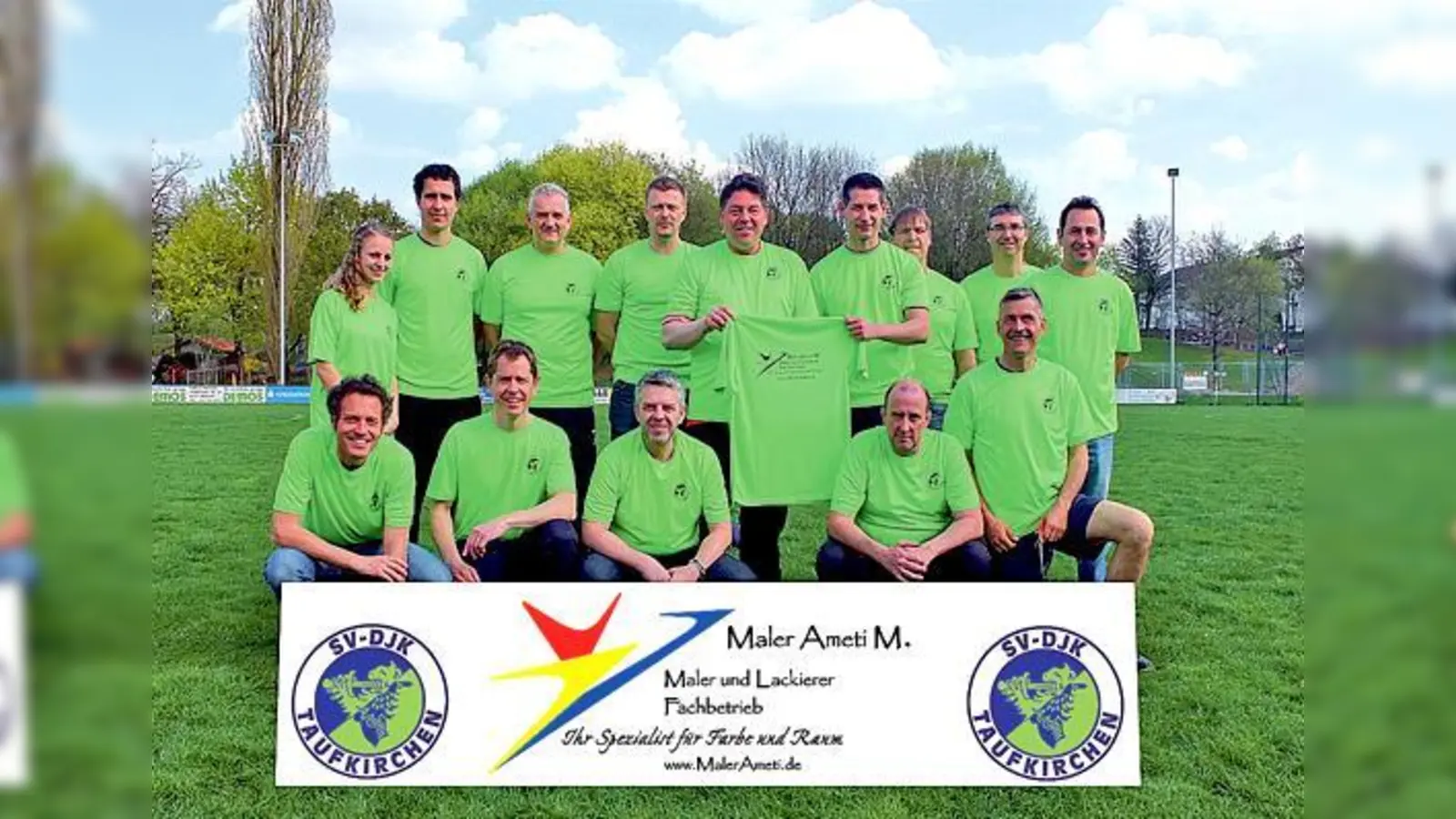 Der Trainerstab des SV-DJK Taufkirchen nimmt die neuen Shirts in Empfang.	 (Foto: SV DJK Taufkirchen)