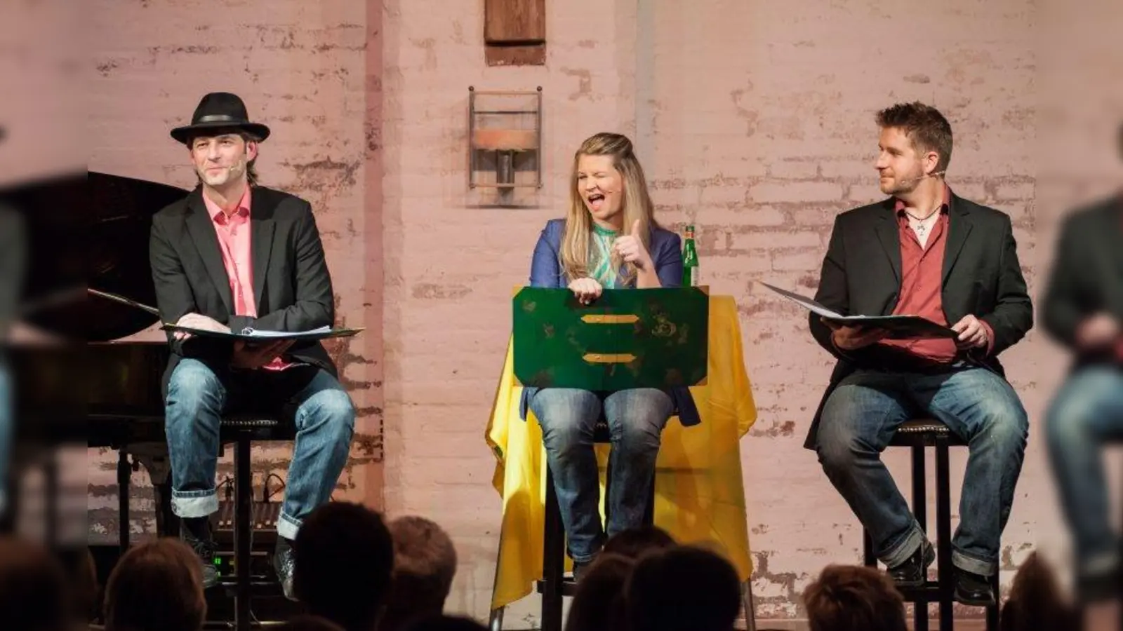 Bringen „Oschnputtl - Das kleine Erbsenkabarett” auf die Bühne: Tom Bauer, Eva Petzenhauser und Sebastian Hagengruber (von links). (Foto: Hans Pollner)