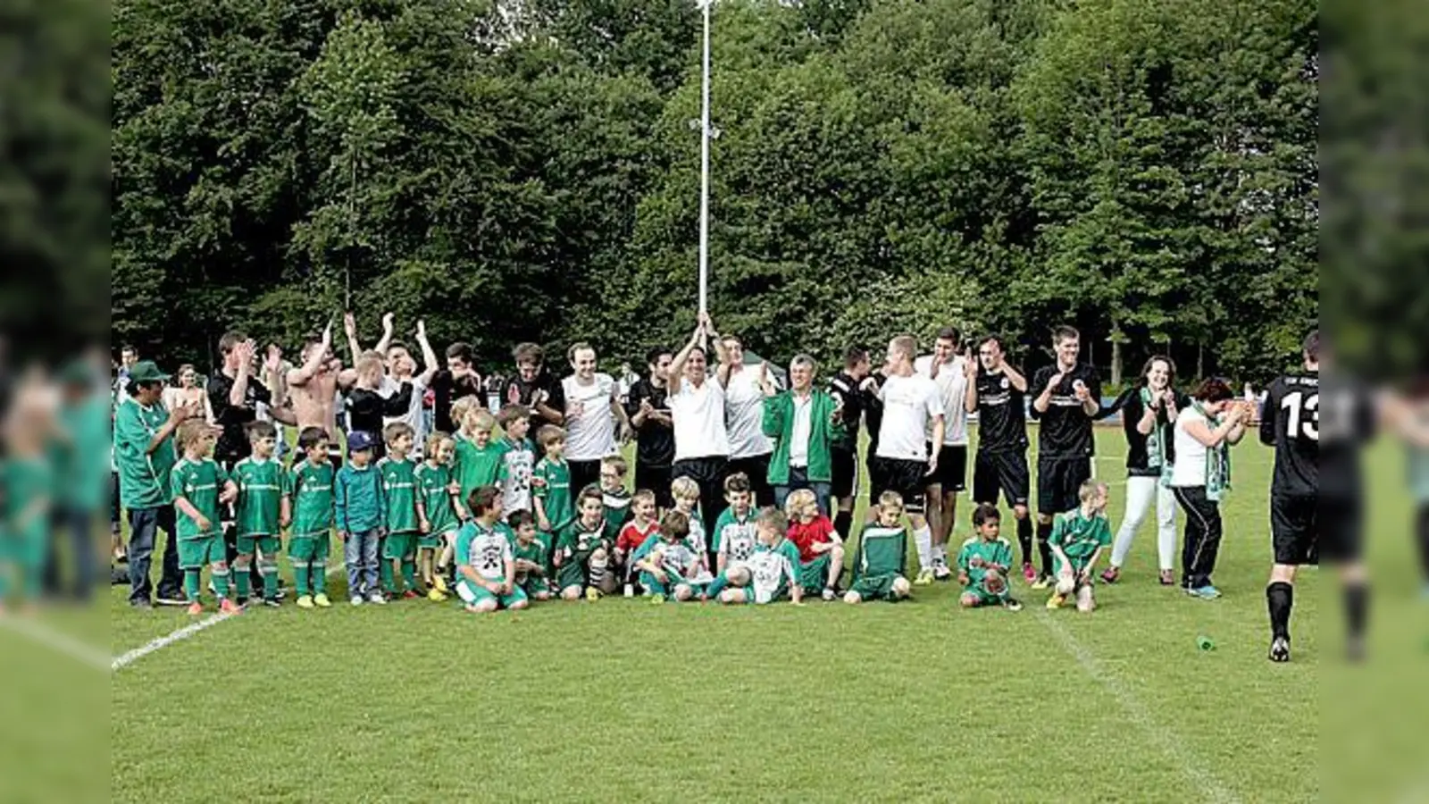 Nach dem Sieg feiern Trainer, Spieler und Fans ausgelassen den Sprung in die nächste Runde.	 (Foto: MU)