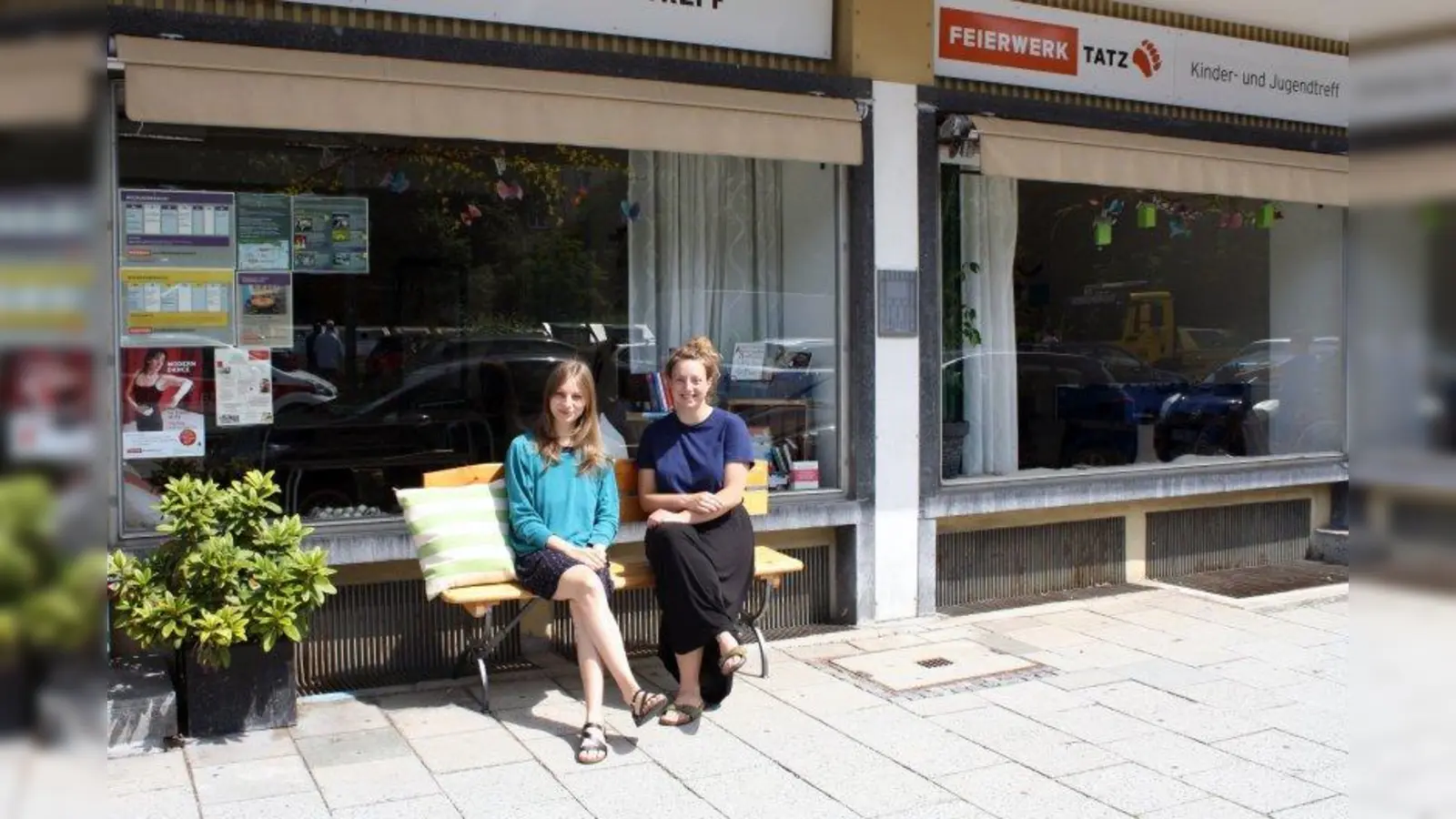 Luzia Winterholler (links) und Lisa Hochreiner freuen sich auf Besucher im Tatz Kinder- und Jugendtreff. (Foto: Feierwerk e.V.)