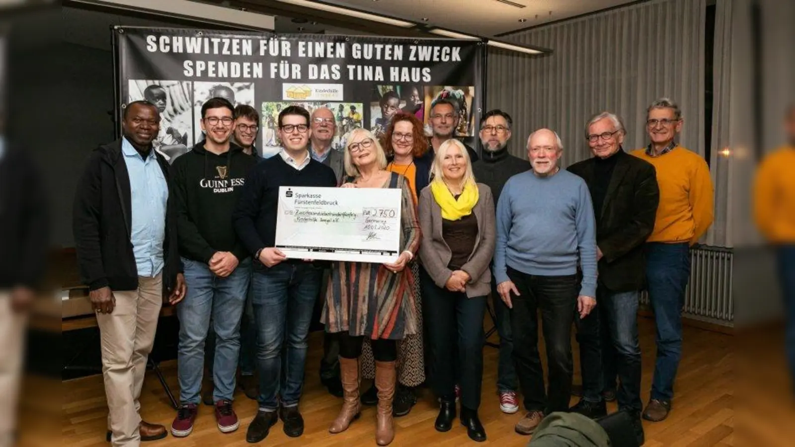 Eingerahmt von Mitgliedern des Leo Clubs Germering und der Kinderhilfe Senegal überreichte Leo-Präsident Sebastian Hetsch der Vorsitzenden der Kinderhilfe Senegal, Ingeborg Hanowski, den Scheck. (Foto: Leo Club Germering)