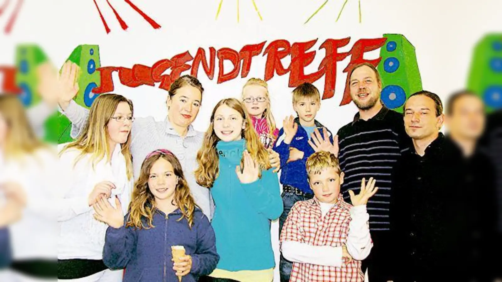 Kids und Betreuer (v. l.) Helga Madlener, Stefan Witthauer sowie Andreas Pohr haben jetzt schon Spaß im Kinder- und Jugendtreff »Timeout«.  (Foto: Ka)