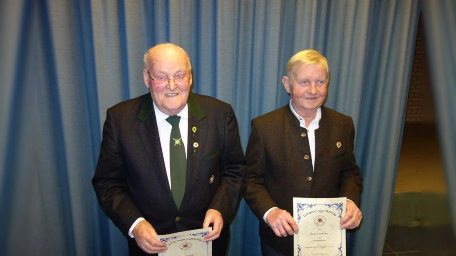 Die beiden neuen Ehrenmitglieder von links: Otto Briechle und Ruppert Schauer. (Foto: Schützengesellschaft Lochhausen)