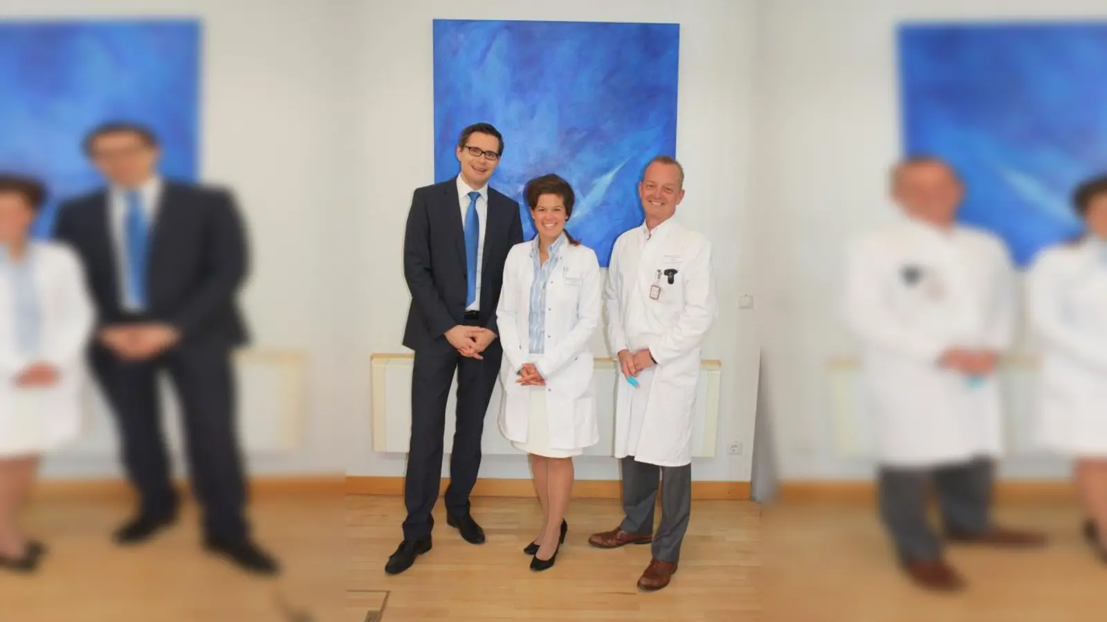 Geschäftsführer Florian Aschbrenner und Chefarzt PD Dr. med. Ulrich Linsenmaier freuen sich über die neue Kollegin in ihrer Mitte: Dr. med. Sabine Keim. (Foto: iab)