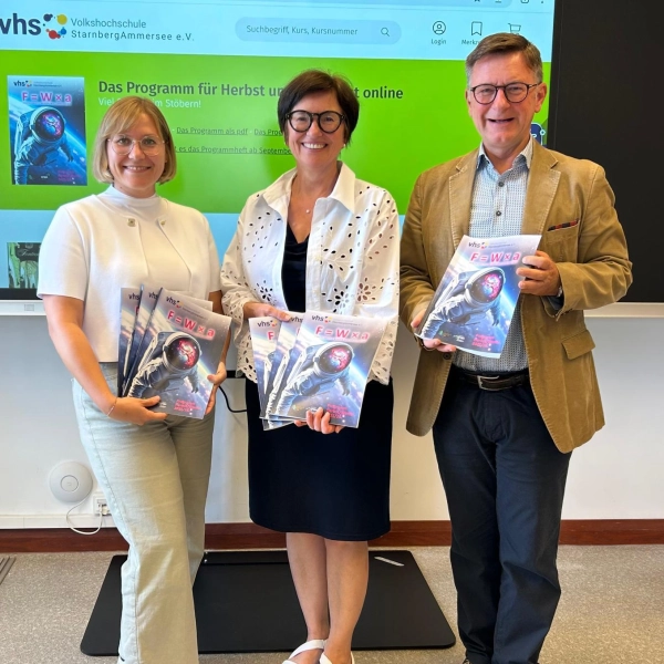 Stellten das Programm vor (von links): Lisa Aulinger (Fachbereichsleitung Deutsch-Integrationskurse und Grundbindung), Christine Loibl (Vorsitzende des Vorstands und Programmbereich Gesellschaft) sowie Tim Weidner (Vorsitzender des Aufsichtsrats). (Foto: vhs)