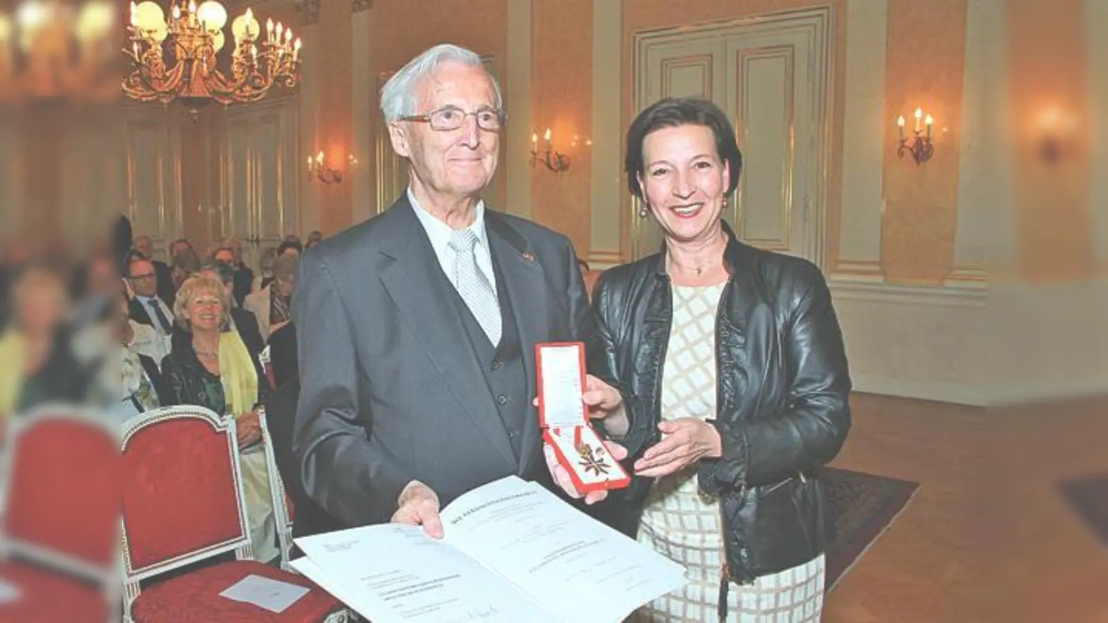 Der stolze Hellmut Bornemann (l.) bei seiner Ehrung in Wien mit der österreichischen Bundesministerin Gabriele Heinisch-Hosek. 	 (Foto: BMBF / Haslinger)