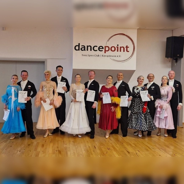 Carl Schlockermann und Bianca Kim bei der Siegerehrung (3. Paar v. l.). (Foto: TSA des TSV UG)