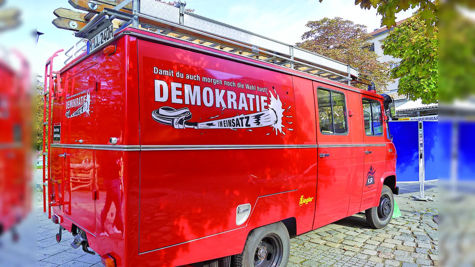 Auf dem Demokratiemobil findet sich der Satz „Damit du auch morgen noch die Wahl hast”. (Foto: KJR)