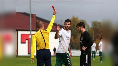 Fabian Aupperle ist sauer. In der 82. Minute sah er Gelb-Rot. Damit war der Überzahl-Vorteil gegen Finsing nach nur vier Minuten schon wieder dahin.	 (Foto: Christian Riedel)