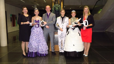 Schlüsselübergabe im Unterföhringer Bürgerhaus: (v. li.) Stadträtin Julia Schönfeld-Knor, Prinzessin Nadin I., Prinz Andre I., Kinderprinz Marcel II, Kinderprinzessin Leandra I. und 2. Bürgermeisterin Betina Mäusel. (Foto: Feringa)