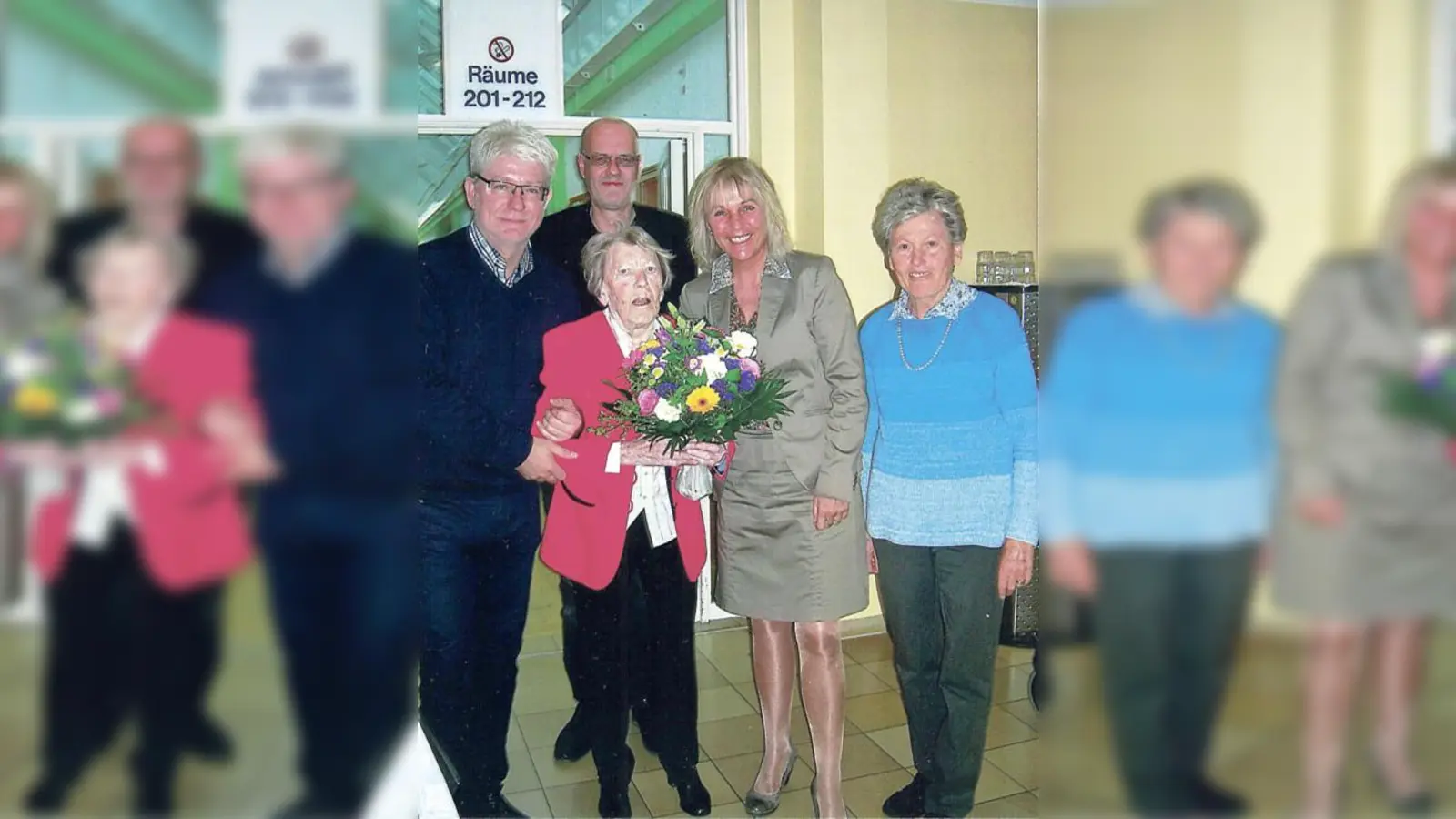 Die Jubilarin umringt von Klaus Stierstorfer (Hausleiter Maria Stadler Haus), Peter Reitberger (Pflegedienstleiter Maria Stadler Haus), Gabriele Müller (Bürgermeisterin Gemeinde Haar), Hannelore Deutlmoser (Tochter).	 (Foto: Gemeinde Haar)