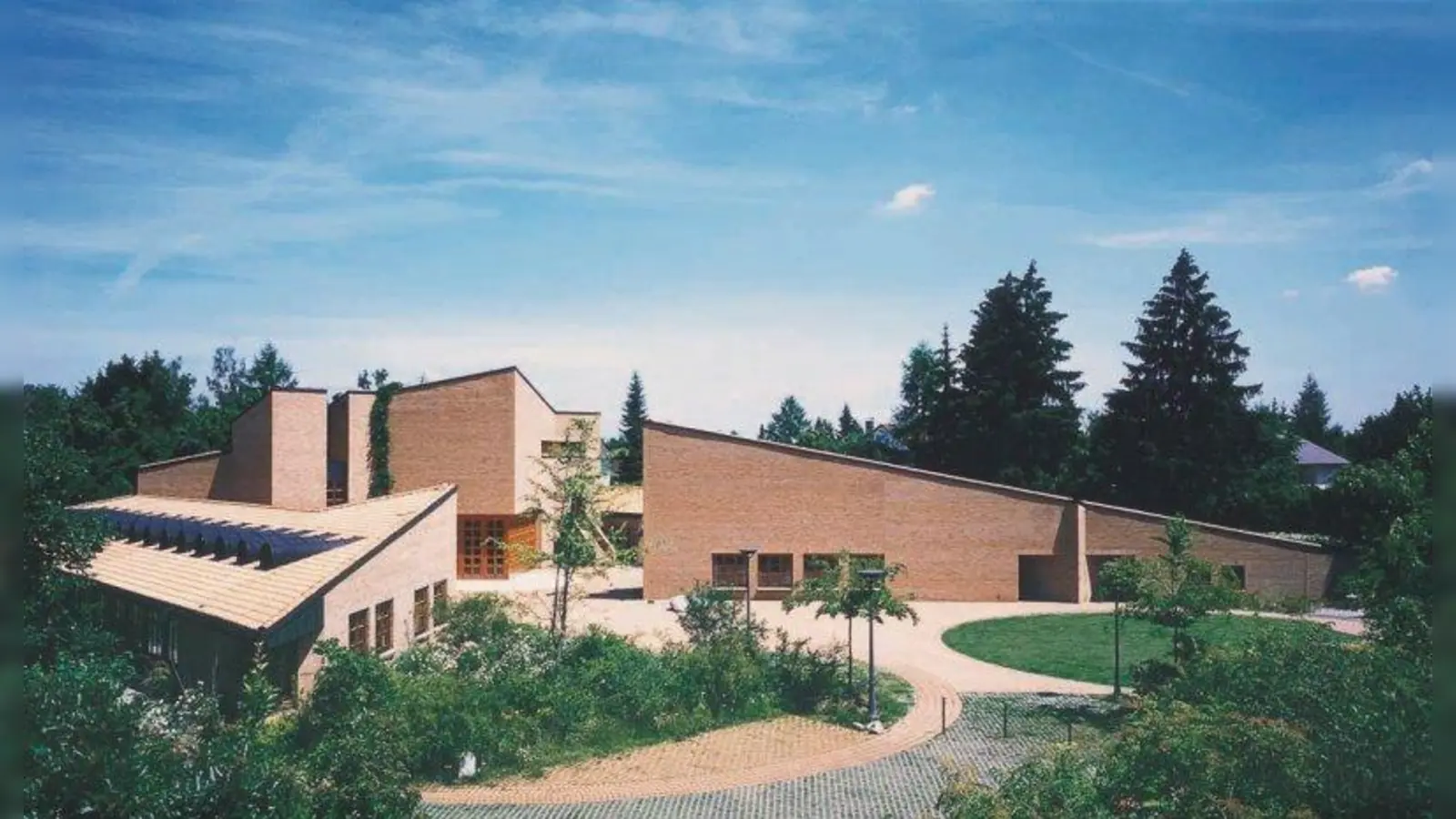 Das Derksen-Gymnasium in der Pfingstrosenstraße. (Foto: pi)