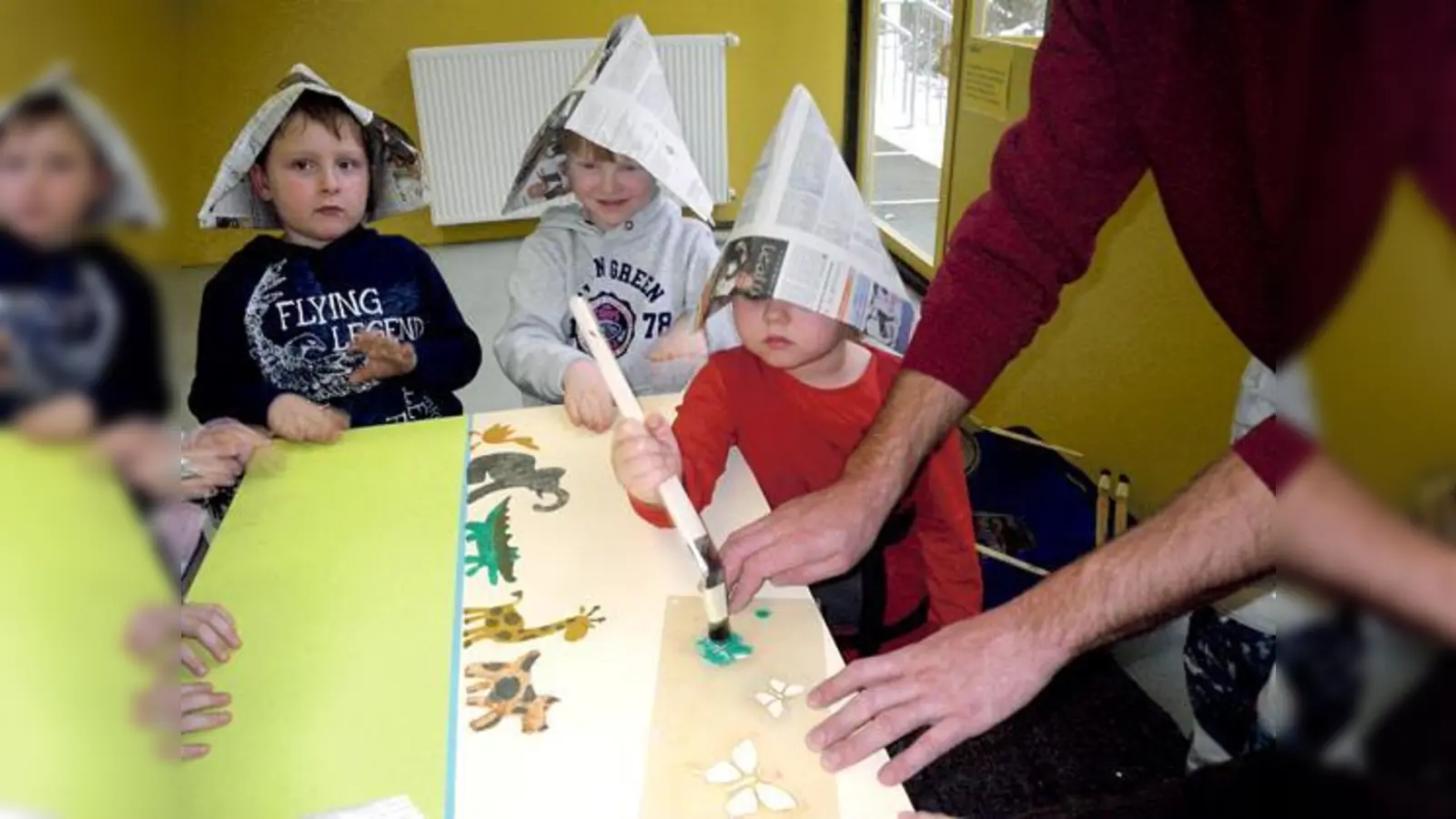 Die Moosacher Kindergartenkinder mit ihren neuen Malerhüten.	 (Foto: privat)