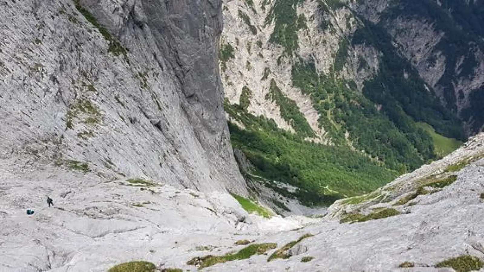 Solche spektakulären Aus- und Tiefblicke bekommt man wohl »fast« nur im Kaisergebirge geboten.	  (Foto: Stefan Dohl)