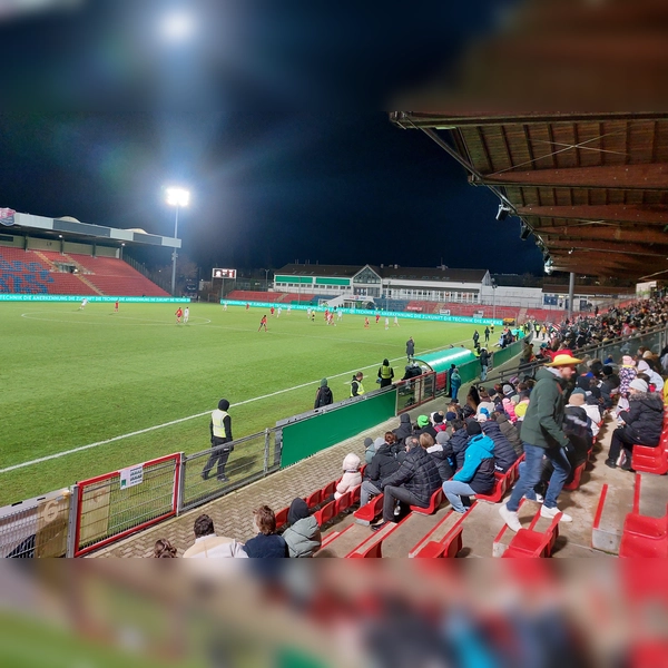 Im Sportpark Unterhaching fand im November 2024 ein Länderspiel der deutschen U23-Frauen statt. Jetzt wird das Stadion zur neuen Heimspielstätte der Frauen des FC Bayern - der Münchner Weltverein kauft das gesamte Areal. (Foto: bas)
