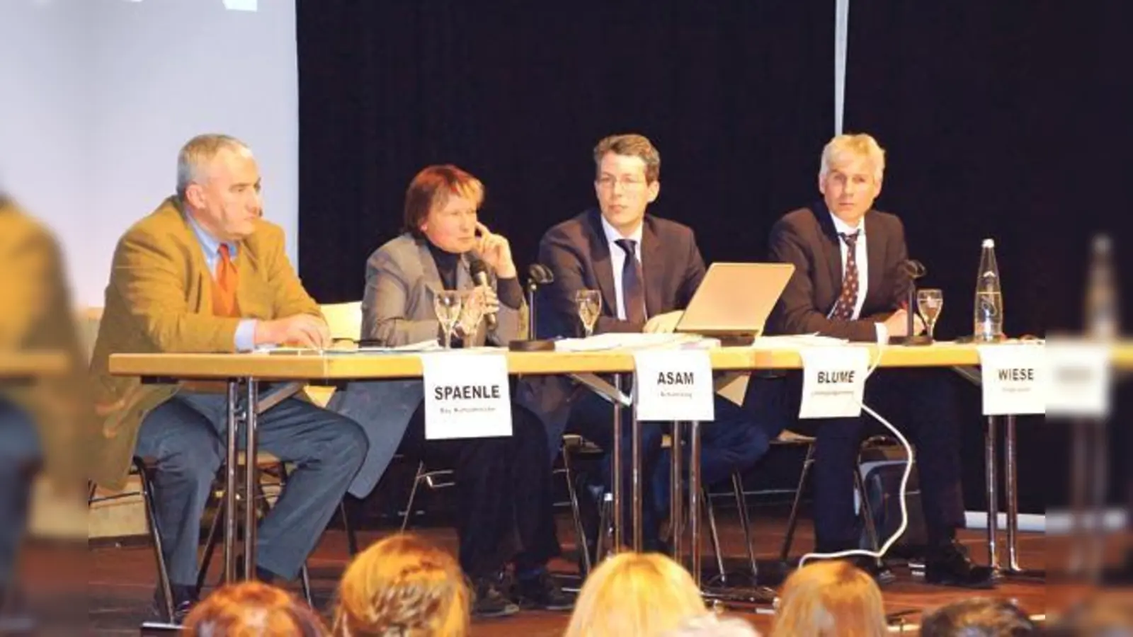 Dr. Ludwig Spaenle, Susanne Asam, Markus Blume und Carsten Wiese bei der Informationsveranstaltung über das neue Truderinger Gymnasium. 	 (Foto: privat)