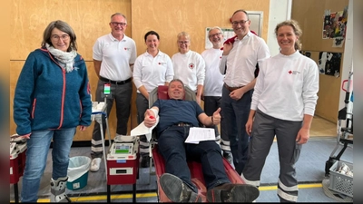 Potentiell Leben retten: Auf der Liege Bürgermeister Peter Felbermeier, links Emmi Rückert, dahinter Harry Tettinger, rechts Iris Rempis und Bernhard Seidenath. (Foto: BRK)
