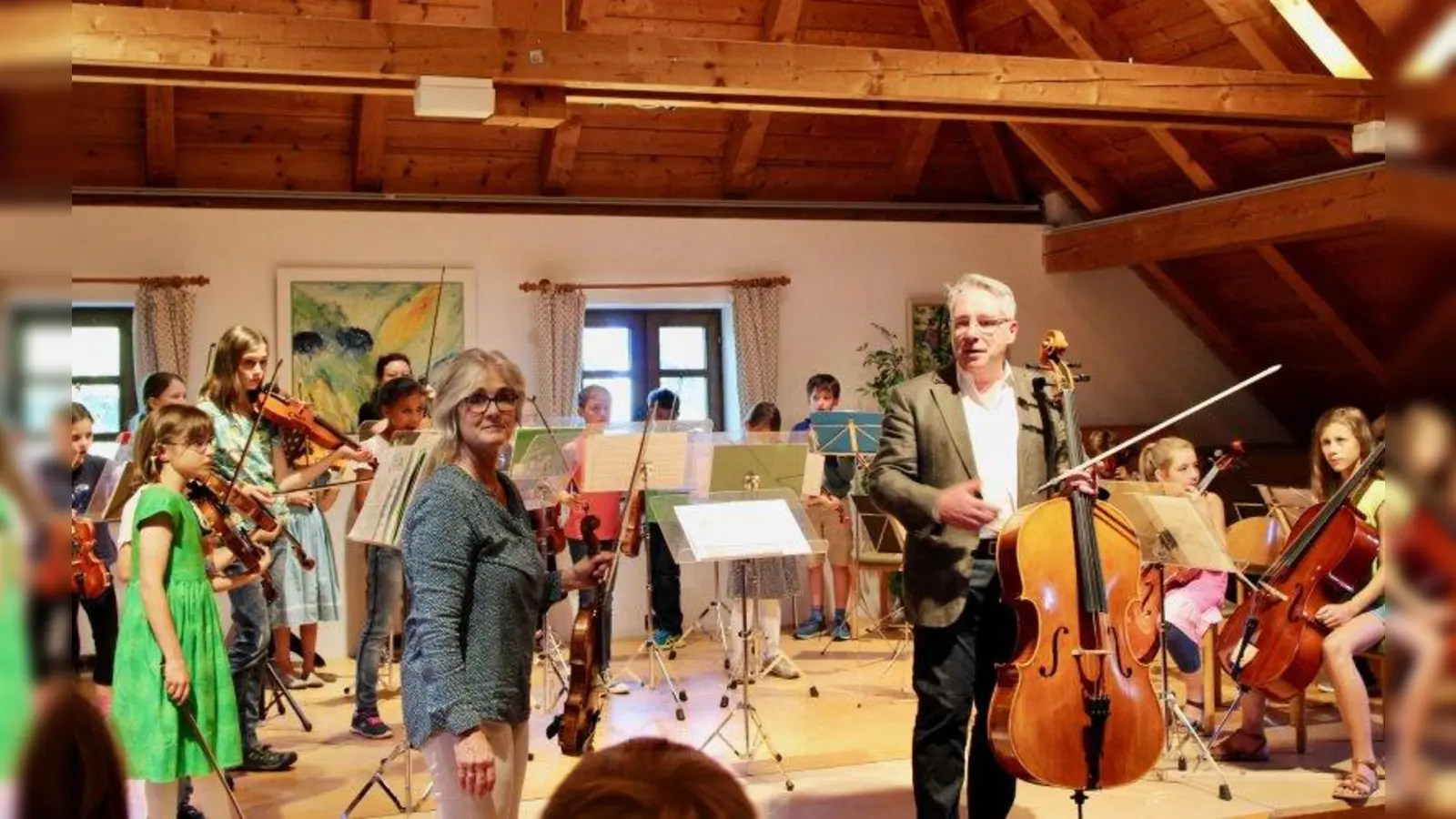 Am Anfang des Musikmarathons stand das Konzert des „Dienstagsorchesters” von Ulrike von Sybel-Erpf (l.), Schulleiter Thomas Klein (r.) hieß die Gäste im Konzertsaal der Jugendmusikschule willkommen. (Foto: us)