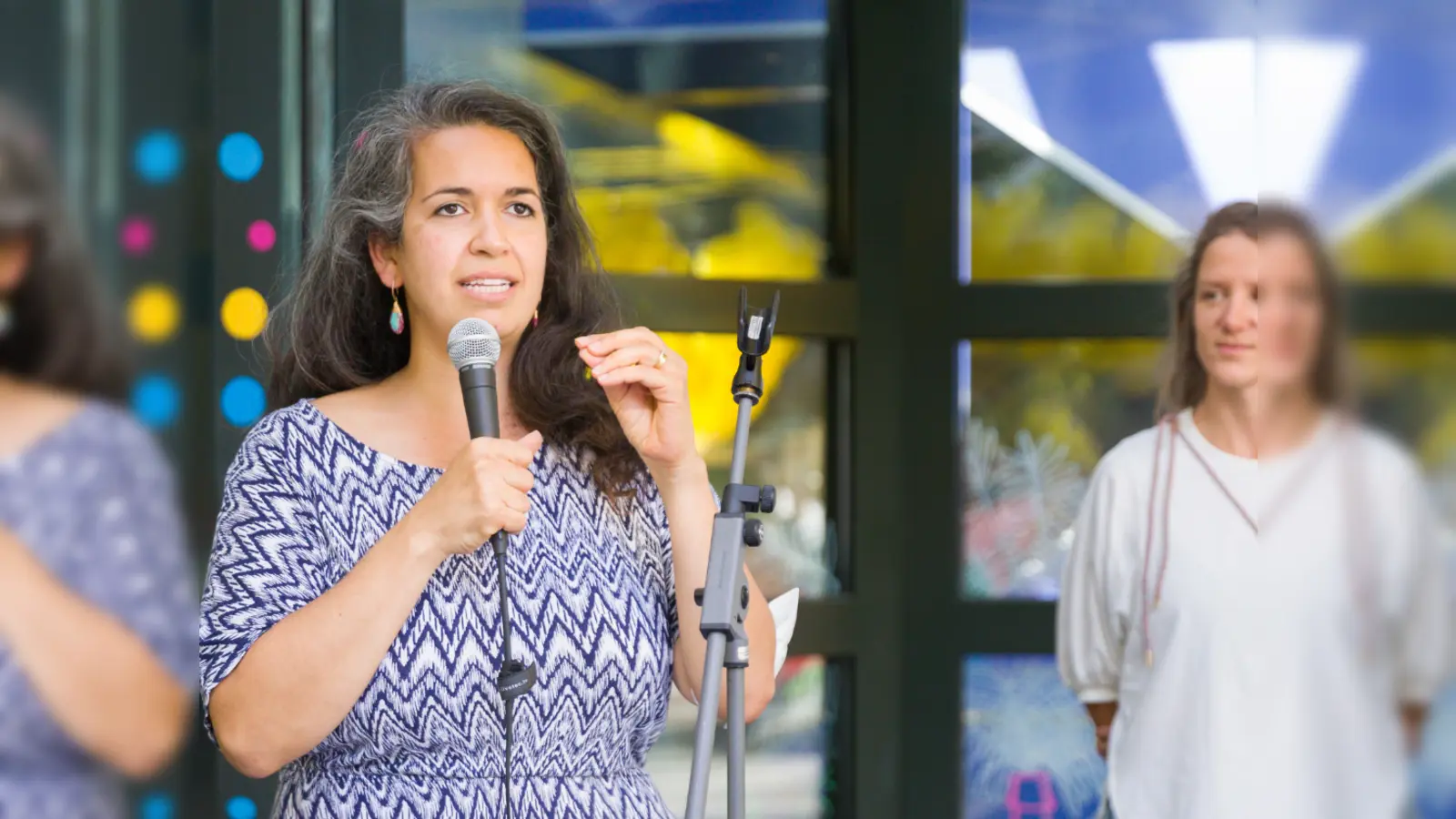 Gründungsmitglied Günes Seyfarth freut sich auf viele neugierige Besucher:innen. (Foto: Shaere )