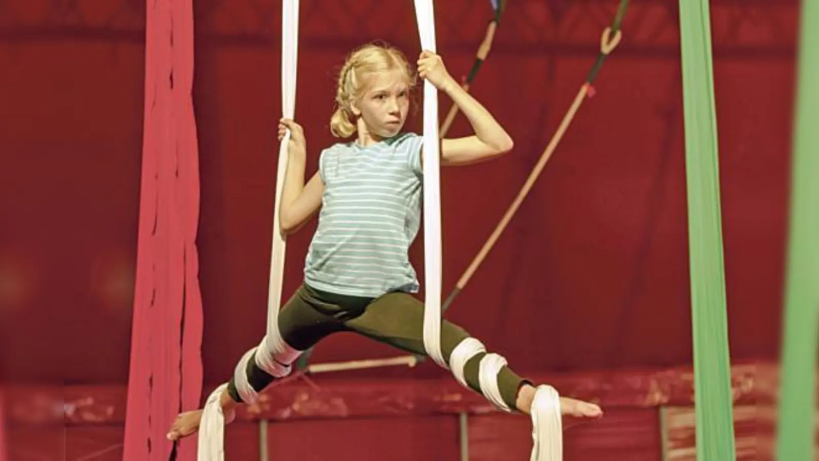 Diese kleine Akrobatin versucht sich hier gerade am sogenannten Vertikaltuch.	      (Foto: Andreas Heddergott)