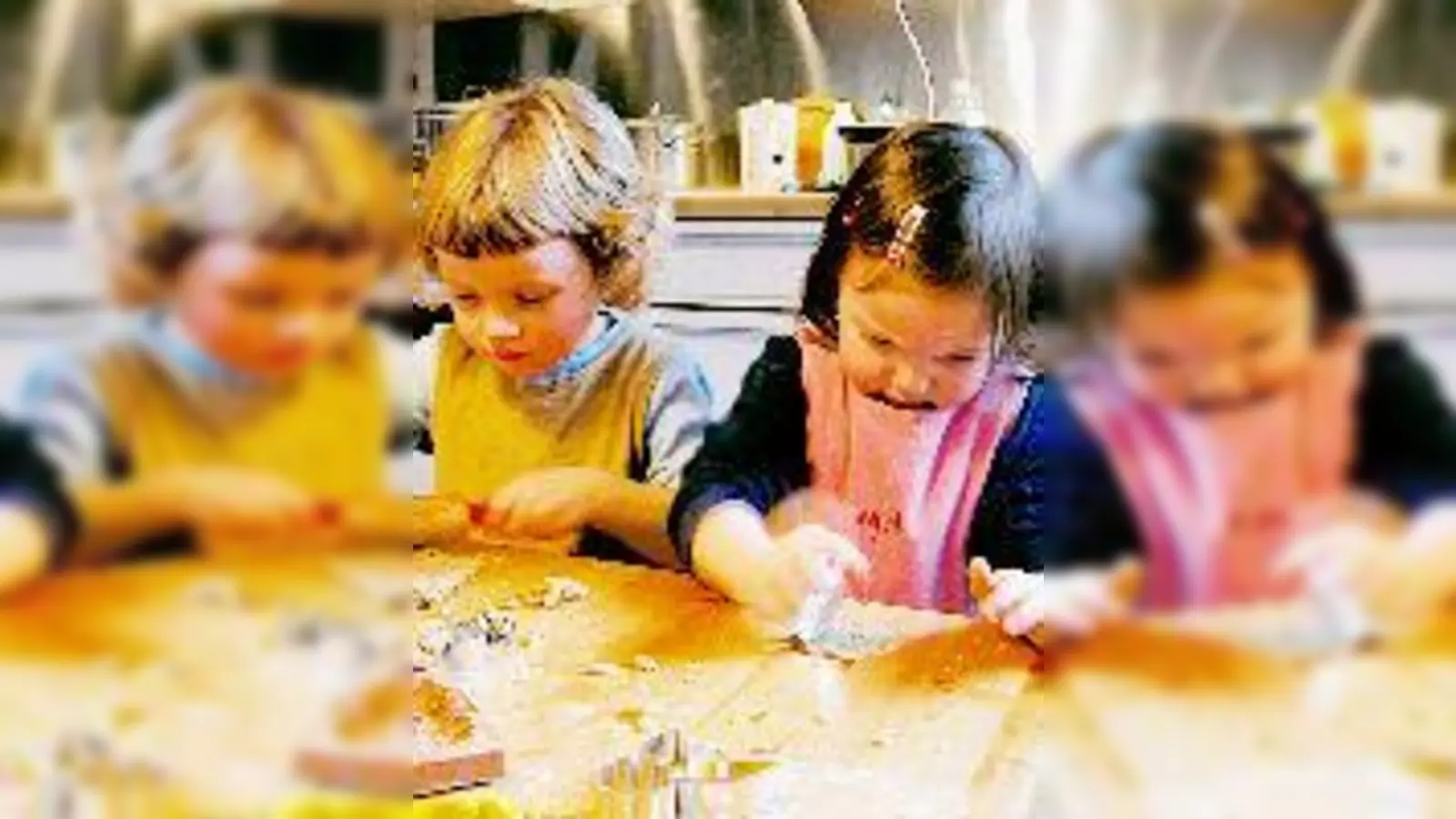 Experimentierfreude: Beim Kinderkochkurs gehts auch mal teigig zur Sache. (Foto: VA)