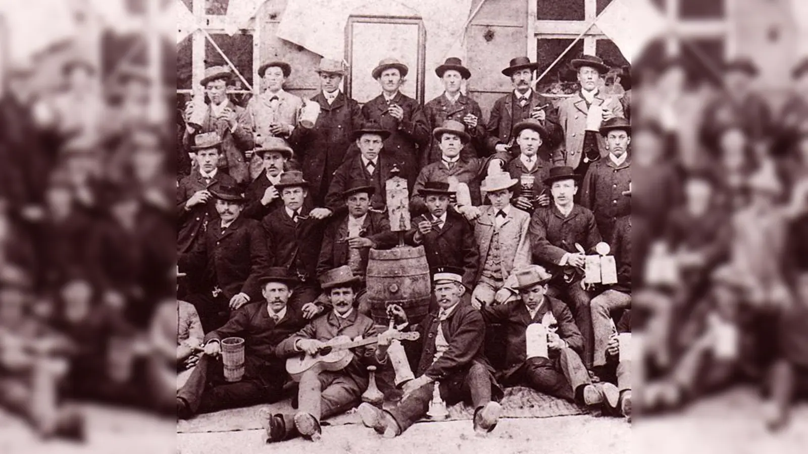 Bei der Gründungsversammlung im Jahr 1892 schauen die Birker Burschen noch ernst in die Kamera, heute wollen sie vor allem für Gaudi sorgen. 	 (Foto: VA)