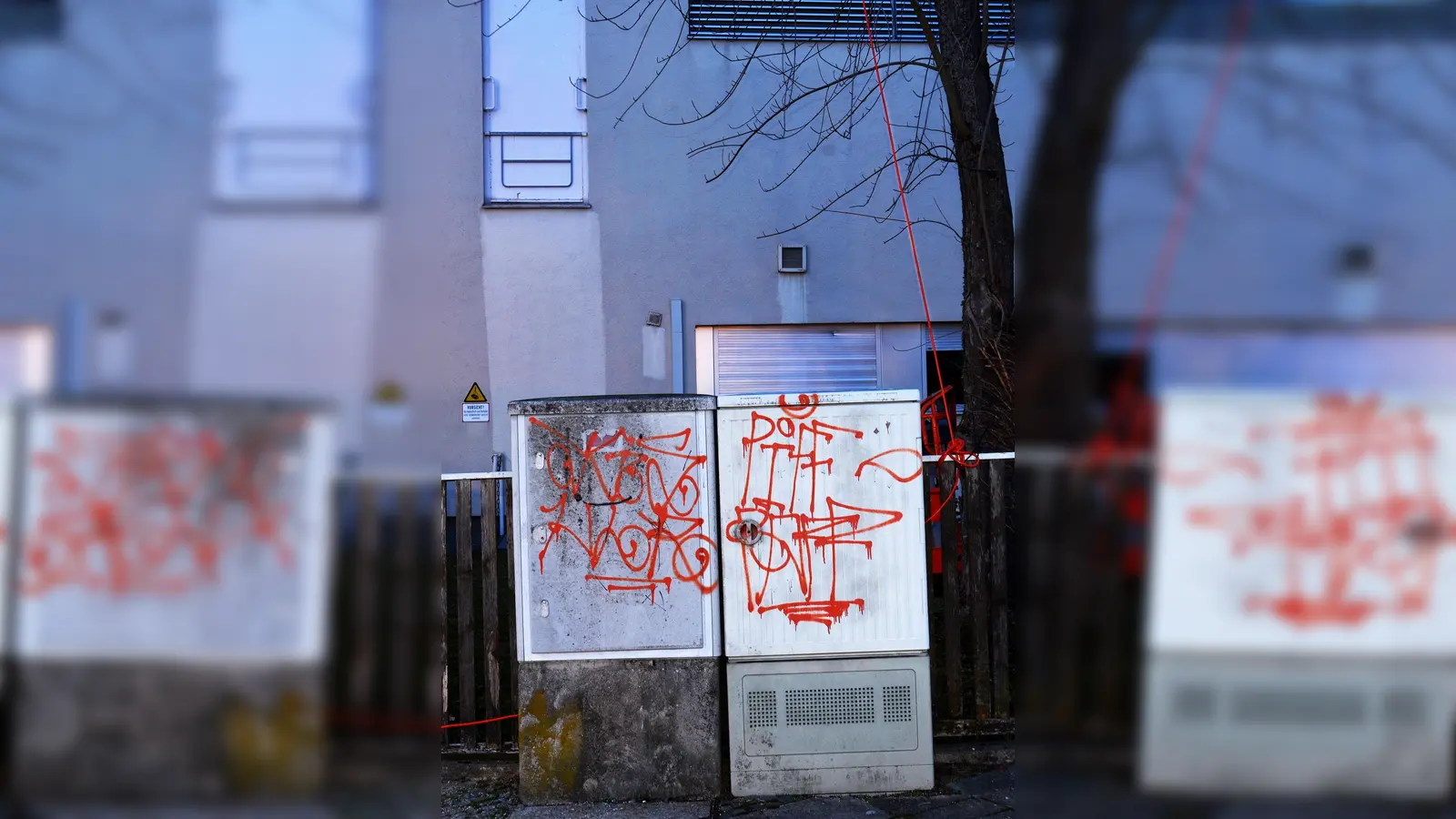 Auf der Spur des orangeroten Kabels. (Foto: Lukas Loske)