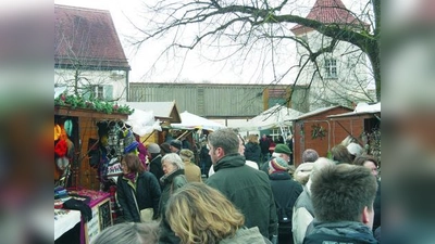 Zahlreiche Besucher ließen sich Kunst, Kultur und Küöstlichkeiten nicht entgehen und besuchten am vergangenen Wochenende die „Blutenburger Weihnacht”. (Foto: hs)