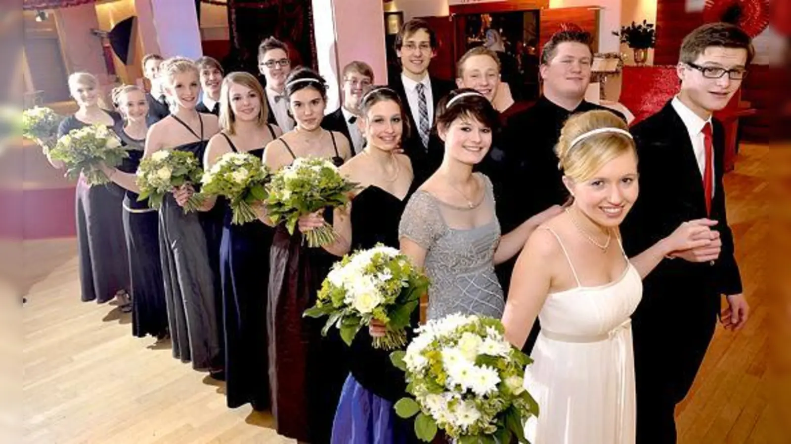 Die strahlenden Debütanten des Schwarz-Weiß-Balles der CSU in Grünwald. 	 (Foto: Schunk)