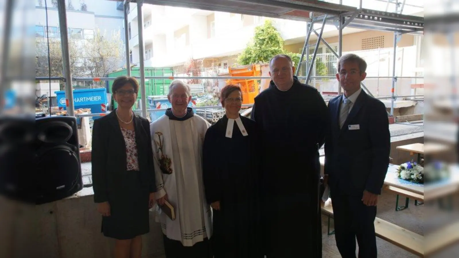 Von links: Nadine Schmid-Pogarell, Geschäftsführerin des Krankenhauses, Pater Johannes von Avila Neuner, Pfarrerin Irmgard Wolf-Erdt, Frater Benedikt Hau, Provinzial der Barmherzigen Brüder, und Franz Brettner, Ärztlicher Direktor. (Foto: iab)