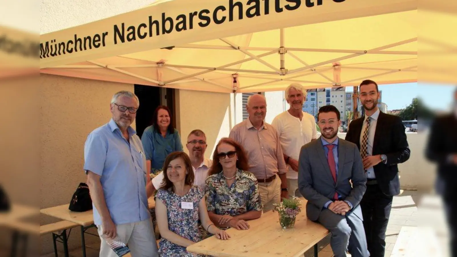 Auf gute Nachbarschaft in Pasing! V.l. Johannes Seiser und Dagmara Sosnowska vom Nachbarschaftstreff, Graciela de Cammerer, Stadtrat Christian Müller, Maria Osterhuber-Völkl und Romanus Scholz (alle vom Bezirksausschuss 21), Architekt Lothar Grassinger sowie Dominic Barg und Ivo Walther von der Arcaden-Geschäftsführung beim Eröffnungsfest. (Foto: us)