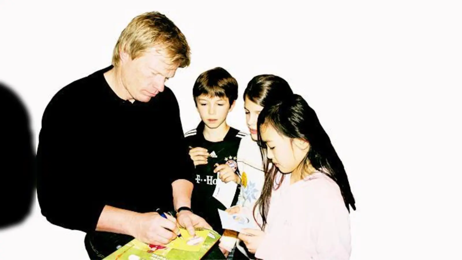 Absoluter Kahnsinn im St. Anna Gymnasium: Oliver Kahn erfüllt die Autogrammwünsche der Schüler.  (Foto: sm)