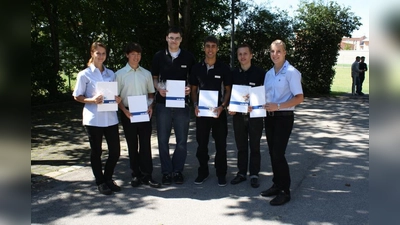 Regelmäßig erzielen ALDI SÜD-Auszubildende überdurchschnittlich gute Ergebnisse in den Abschlussprüfungen. So auch Ines Fockele, Daniel Abenthum, Benjamin Böhnke, Emanuele Fecondo, Martin Hahn und Maria Hartl (v.l.), die dafür eigens von ALDI ausgezeichnet wurden. (Foto: sb)