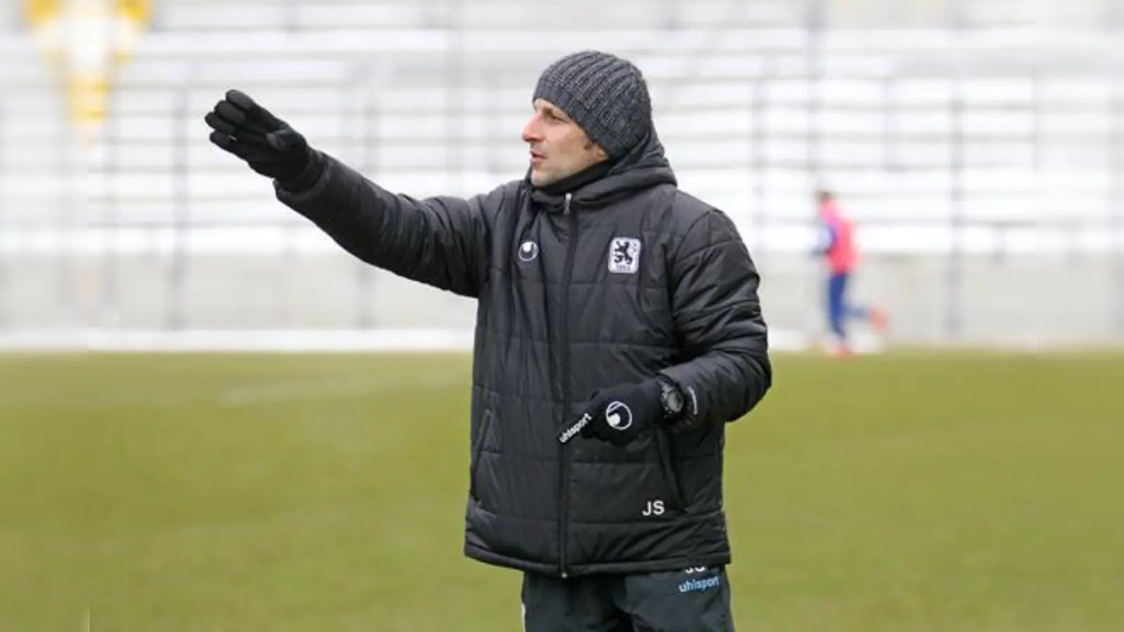 Auf der Suche nach dem Schlüssel: Junglöwen-Ausbilder Josef Steinberger.  (Foto: A. Wild)