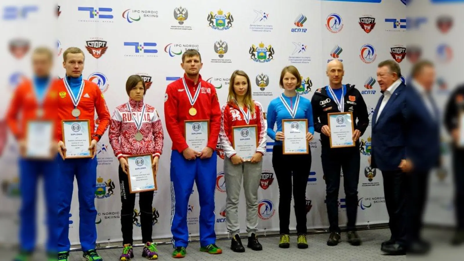 Die Pasinger Clara Klug (3.v.r.) holte sich zum Auftakt der Saison gleich drei Bronze-Medaillen. (Foto: pi)