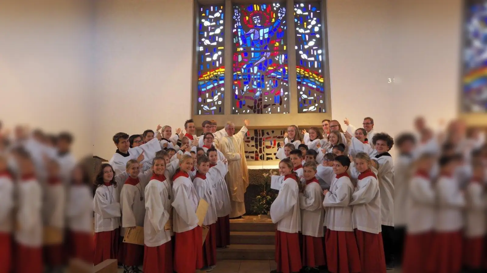 Die neuen Minis sind nun aufgenommen. Bei einer gemeinsamen Feier erhielten sie ihre Urkunden und Medaillen. (Foto: St. Sebastian)