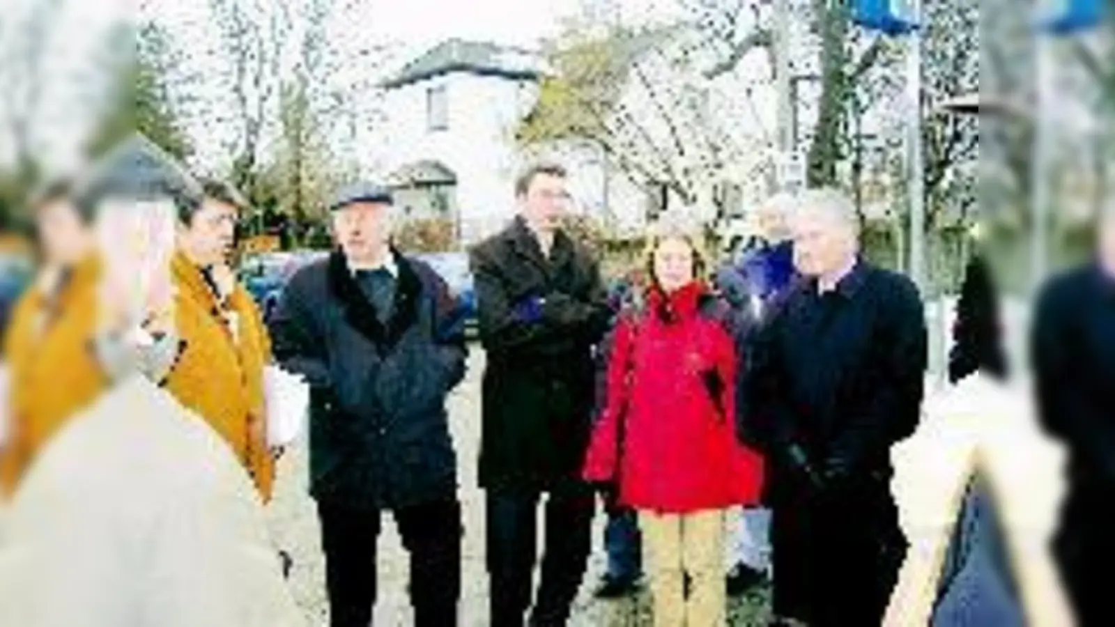 Ortstermin auf dem matschigen Parkplatz am Feldmochinger (Bahnhof: keine)