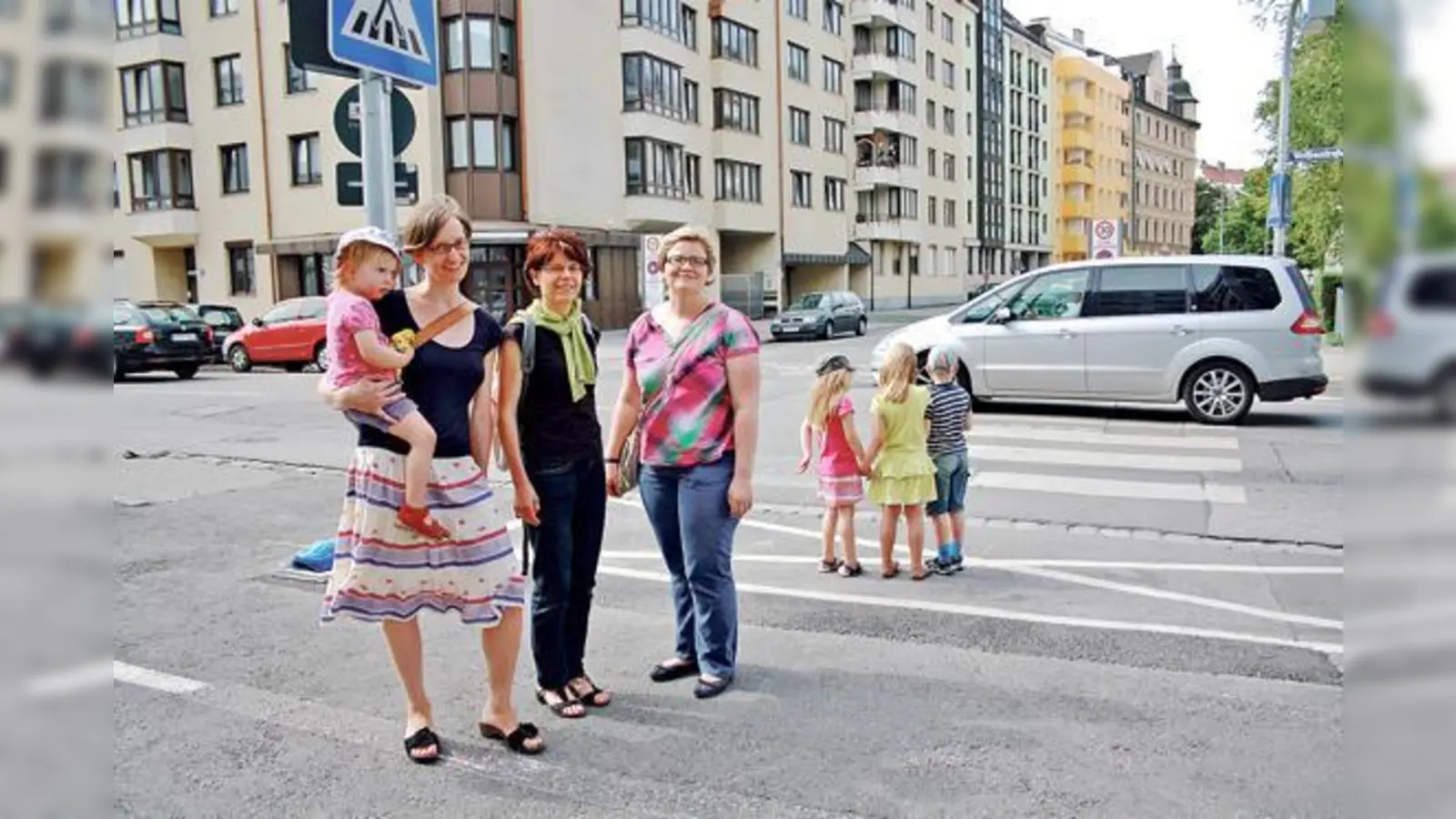 Britt Arnold, Claire Gantet und Tina Pehl (von links) vom Elternbeirat des Horts der Weilerschule kämpfen seit Jahren um eine Ampel an der Welfenstraße. Nun will die Stadt die Fahrbahn verschmälern, um den Verkehr zu beruhigen.	 (Foto: js)