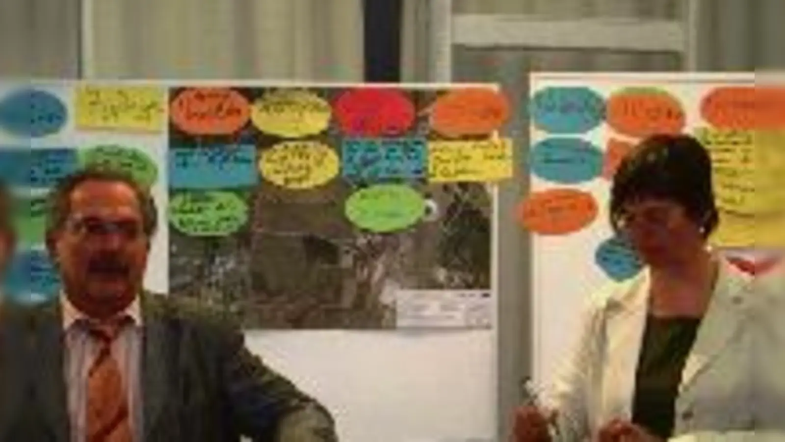 Mit bunten Kärtchen informierten Rolf Zeitler, Vorsitzender des Heideflächenvereins, und Geschäftsführerin Christine Joas über den aktuellen Planungsstand bei der Fröttmaninger Heide und nahmen Anregungen auf.	  (Foto: sg)