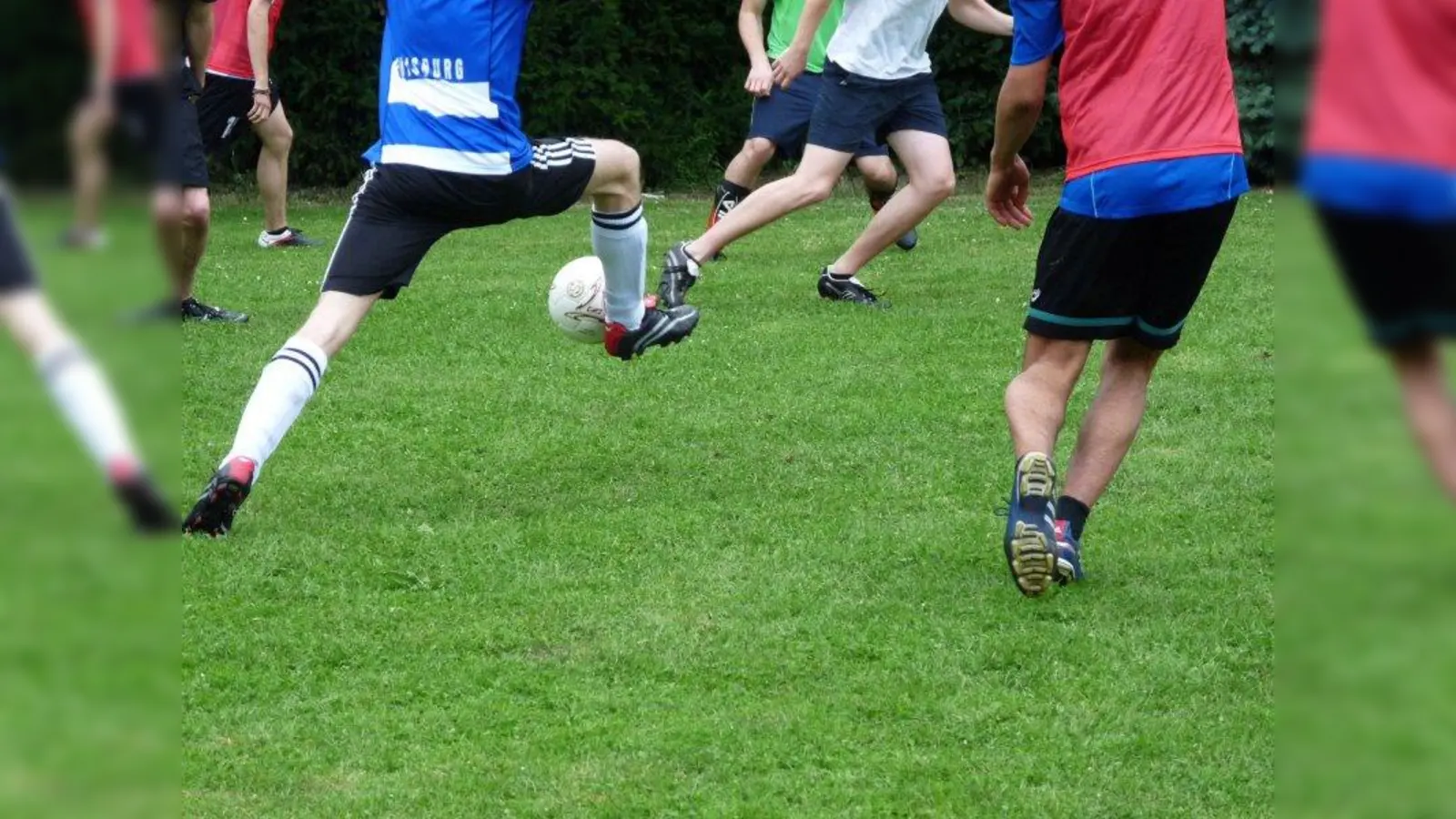 Fußball-Trainingscamps mit internationalem Flair: vom 7. bis 9. August und vom 10. bis 12. August veranstaltet die DJK Würmtal gemeinsam mit der Fußballschule des AS Rom ein Training für 6- bis 14-jährige Mädchen und Jungen. (Foto: Dieter Schütz/pixelio.de)
