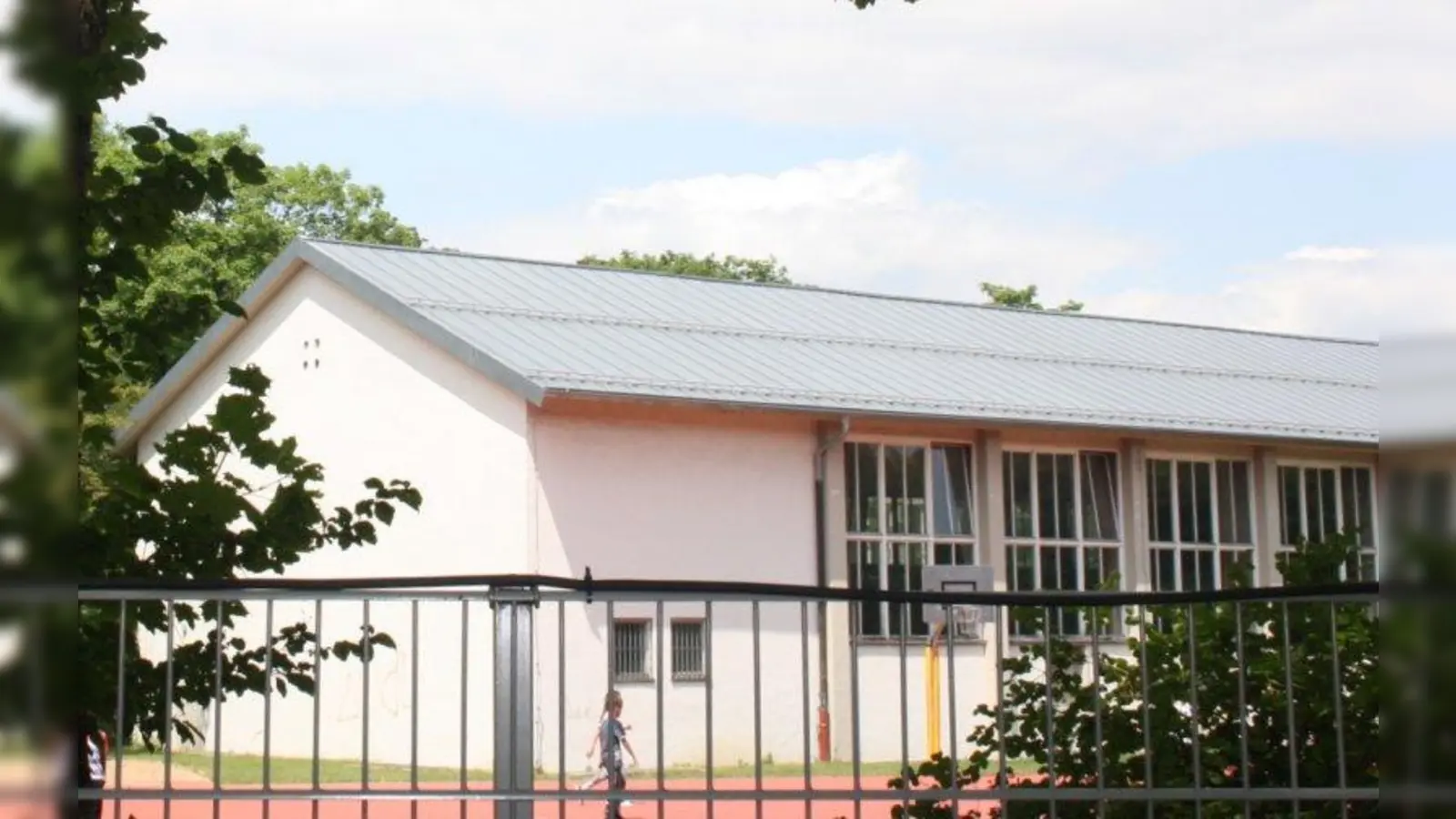 Noch in diesem Jahr soll die bestehende Einfachturnhalle abgerissen werden. (Foto: bb)