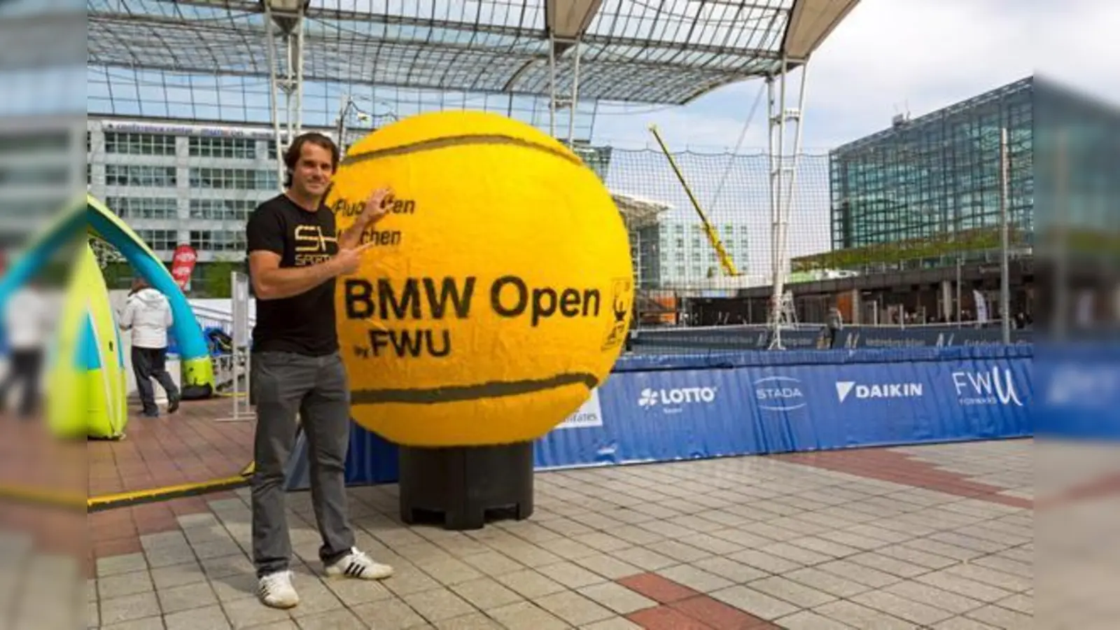 Er ist der Größte. Das trifft auf den Tennisball zu und aus Sicht seiner vielen Fans auch auf Publikumsliebling Tommy Haas. 	 (Foto: Flughafen München)