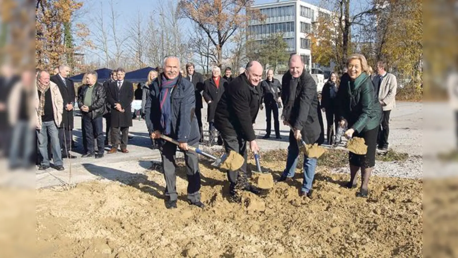 Bei strahlendem Sonnenschein nahmen der 1. Bürgermeister Unterschleißheims Rolf Zeitler (v. l.), Ministerialbeauftragter Konrad Maurer, Architekt Peter Schwinde u. Landrätin Johanna Rumschöttel den Spatenstich für die neue FOS/BOS vor.  (Foto: Landratsamt Mü.)